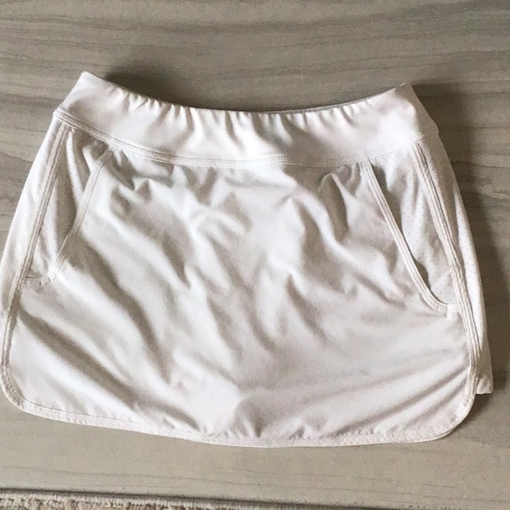 White vineyard vines sport skort 13” from top to bottom in XS.